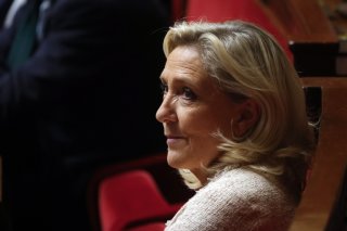 Le Rassemblement national (ex-FN), sa patronne Marine Le Pen ainsi que onze autres personnes, soit la moitié des condamnés en première instance, seront rejugés pour détournement de fonds publics en janvier prochain. KEYSTONE/EPA/YOAN VALAT
